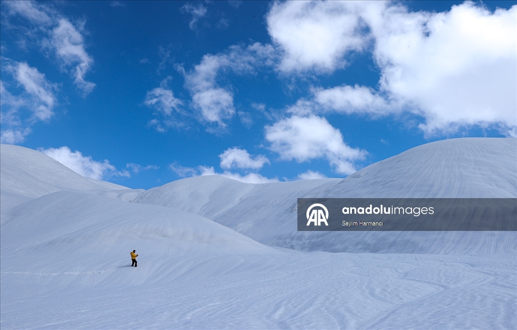 Li Hekariyê dîmenên pêlên ku ji ber bayê li ser berfê çêbûne balê dikişînin