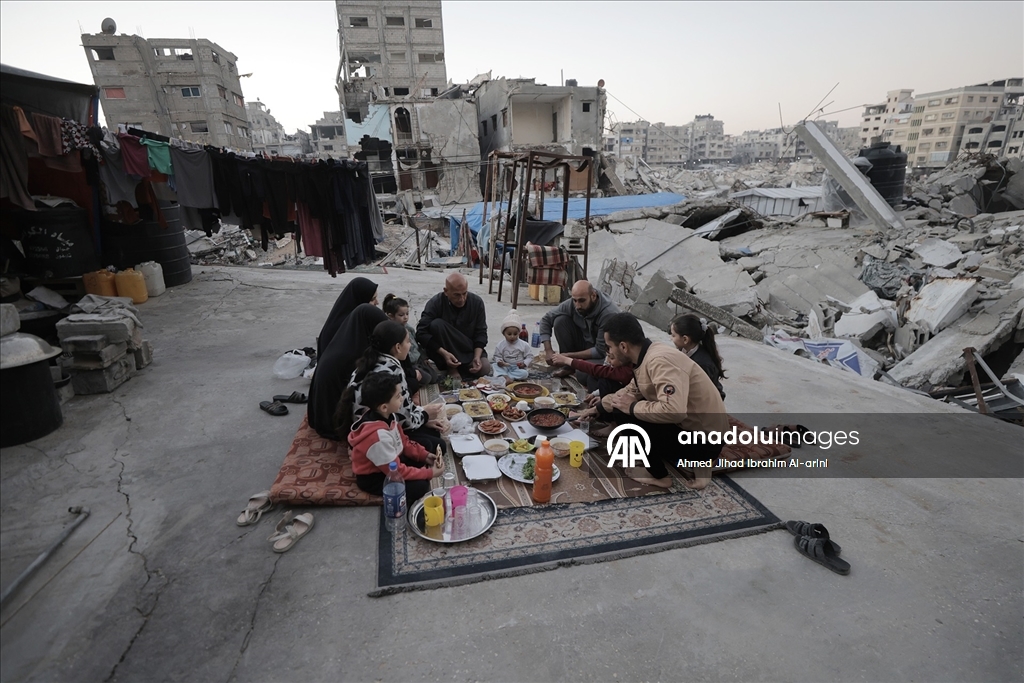 Gazzeli aile, iftarını yıkılan evinin enkazında yaptı
