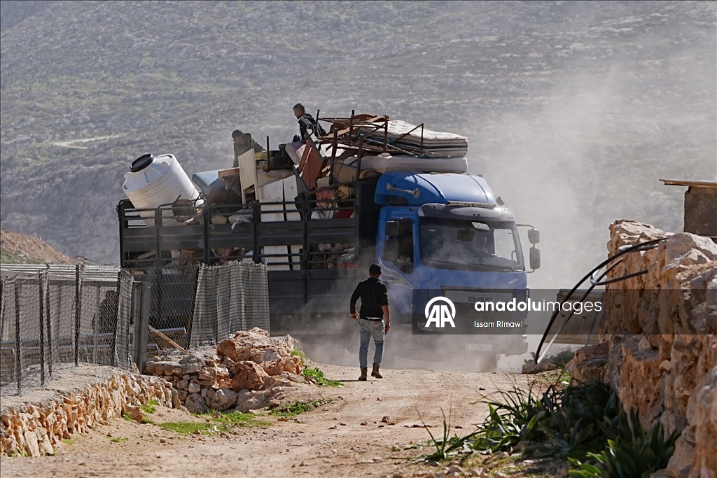 الضفة.. اعتداءات المستوطنين تهجّر 11 عائلة فلسطينية شرق رام الله