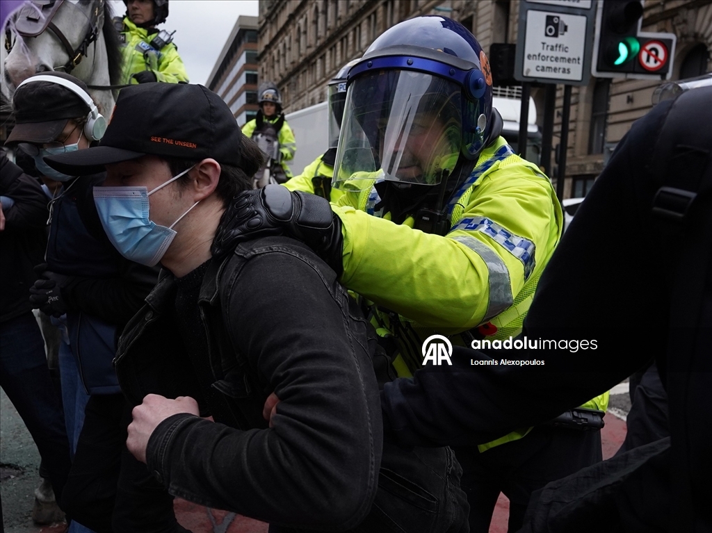 Manchester’da göç karşıtı protesto gösterisine polis müdahalesi