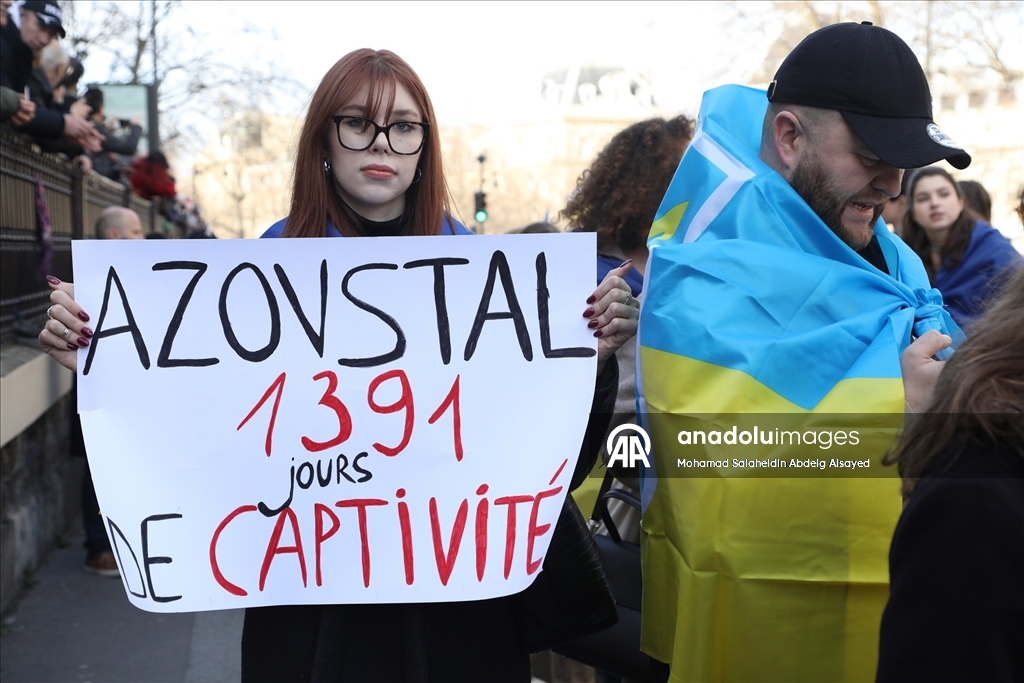 Ukraynalı destekçiler, Rusya ile savaşın yıldönümünde Bastille Meydanı'na yürüyüş düzenledi