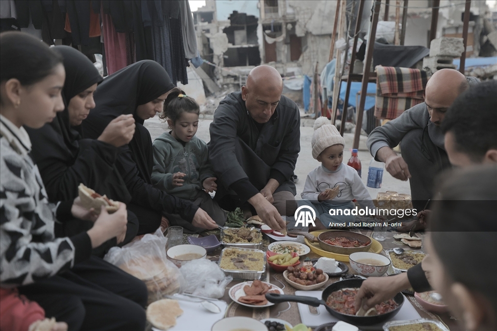 Gazzeli aile, iftarını yıkılan evinin enkazında yaptı