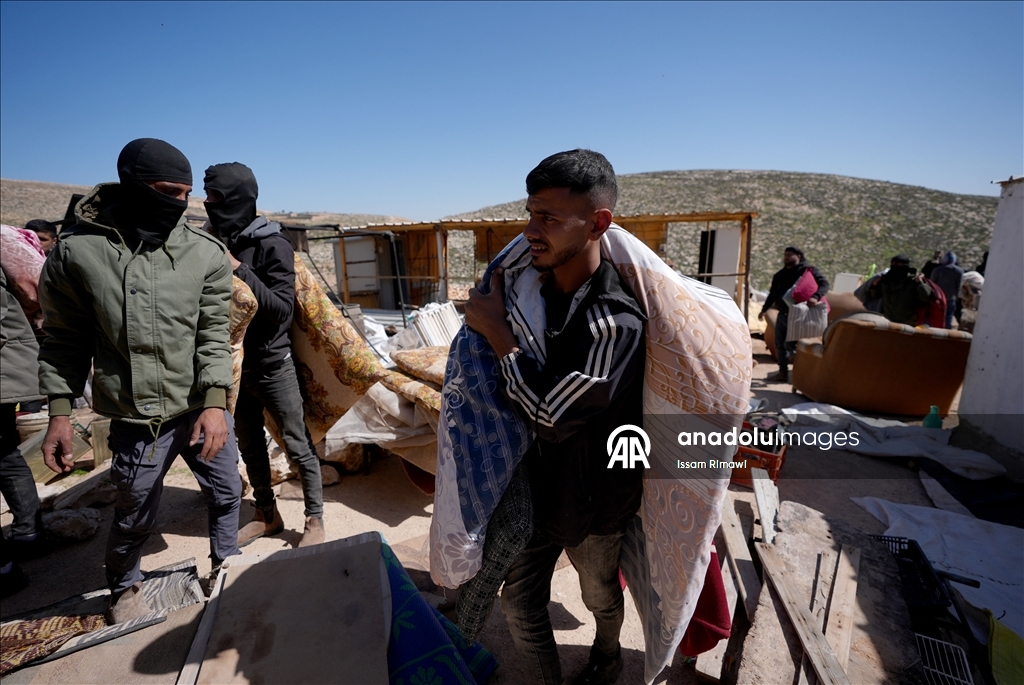 الضفة.. اعتداءات المستوطنين تهجّر 11 عائلة فلسطينية شرق رام الله