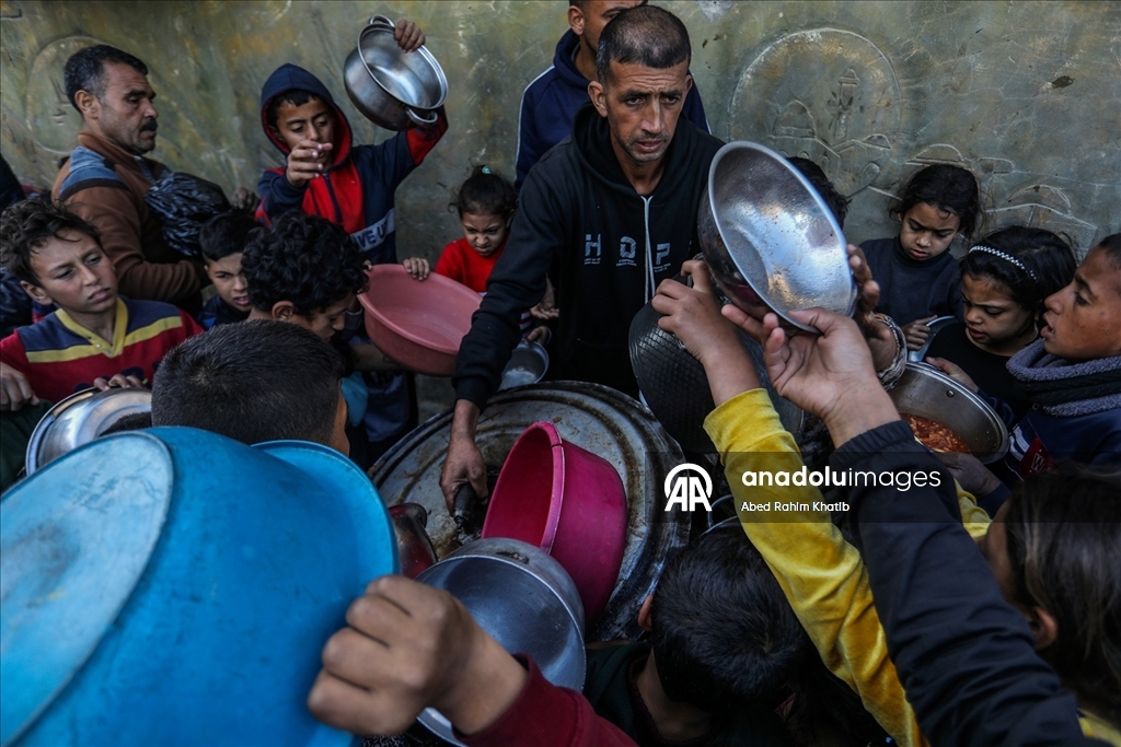 Gazze'de yerinden edilmiş Filistinlilere sıcak yemek dağıtımı yapıldı
