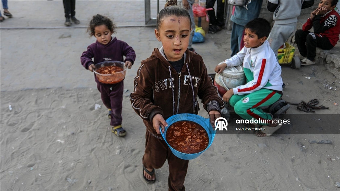 Gazze'de yerinden edilmiş Filistinlilere sıcak yemek dağıtımı yapıldı