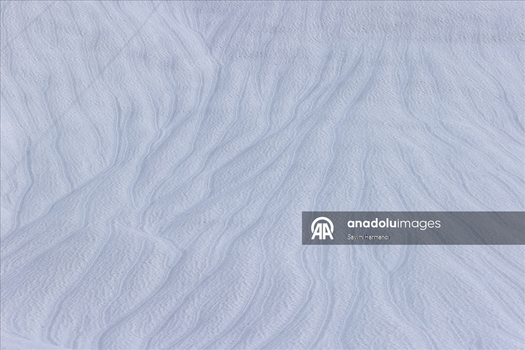 Li Hekariyê dîmenên pêlên ku ji ber bayê li ser berfê çêbûne balê dikişînin