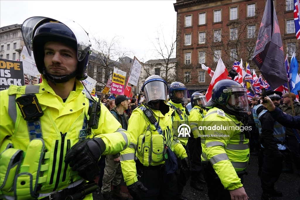 Manchester’da göç karşıtı protesto gösterisine polis müdahalesi