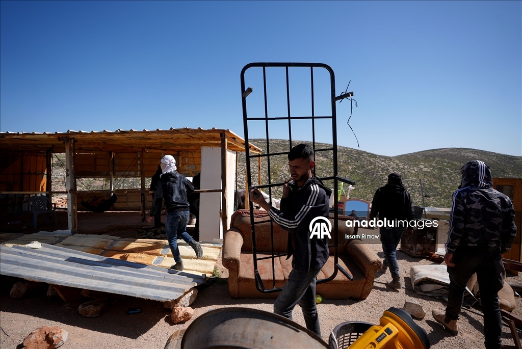 الضفة.. اعتداءات المستوطنين تهجّر 11 عائلة فلسطينية شرق رام الله