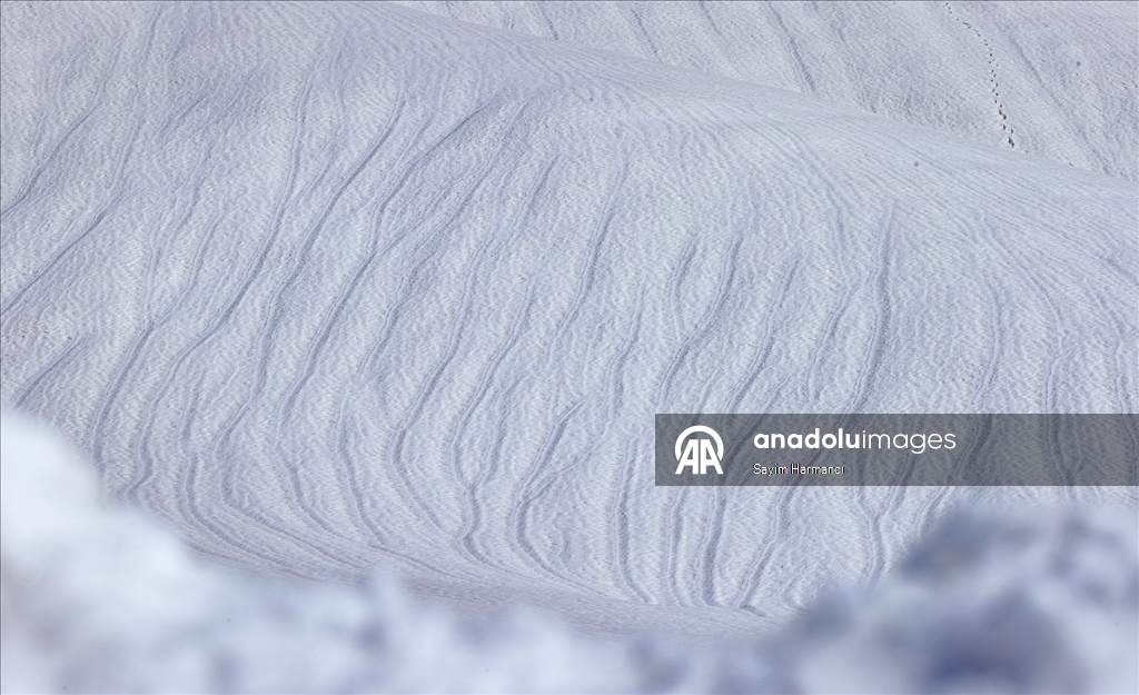 Li Hekariyê dîmenên pêlên ku ji ber bayê li ser berfê çêbûne balê dikişînin