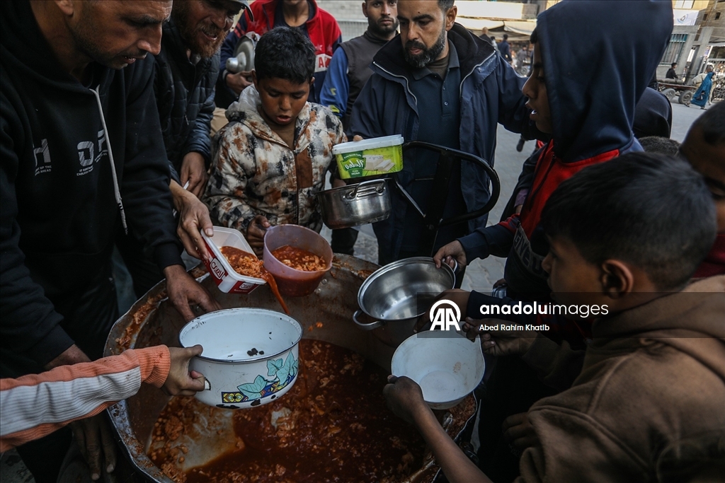 Gazze'de yerinden edilmiş Filistinlilere sıcak yemek dağıtımı yapıldı