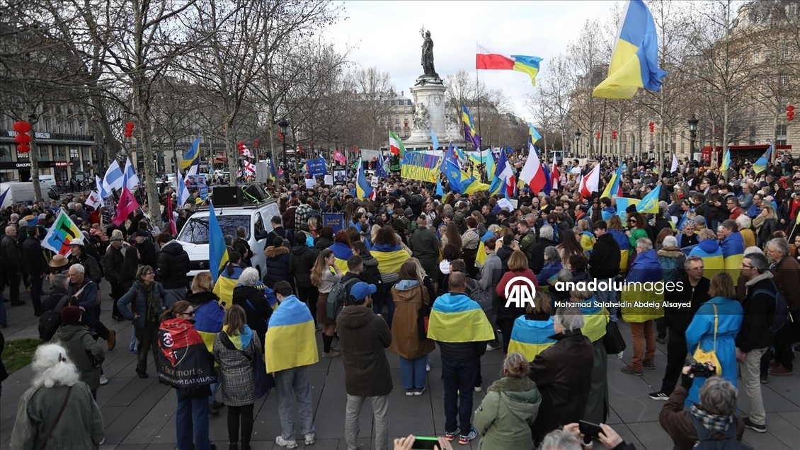 Ukraynalı destekçiler, Rusya ile savaşın yıldönümünde Bastille Meydanı'na yürüyüş düzenledi