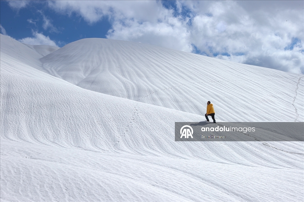 Li Hekariyê dîmenên pêlên ku ji ber bayê li ser berfê çêbûne balê dikişînin