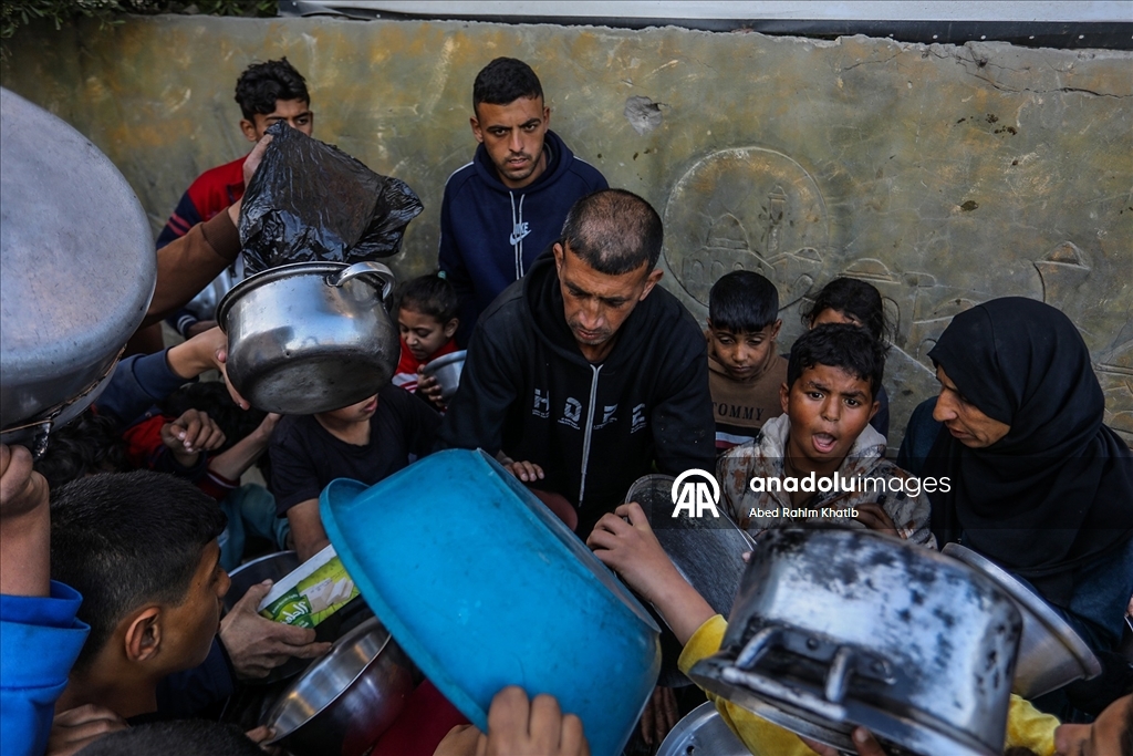 Gazze'de yerinden edilmiş Filistinlilere sıcak yemek dağıtımı yapıldı