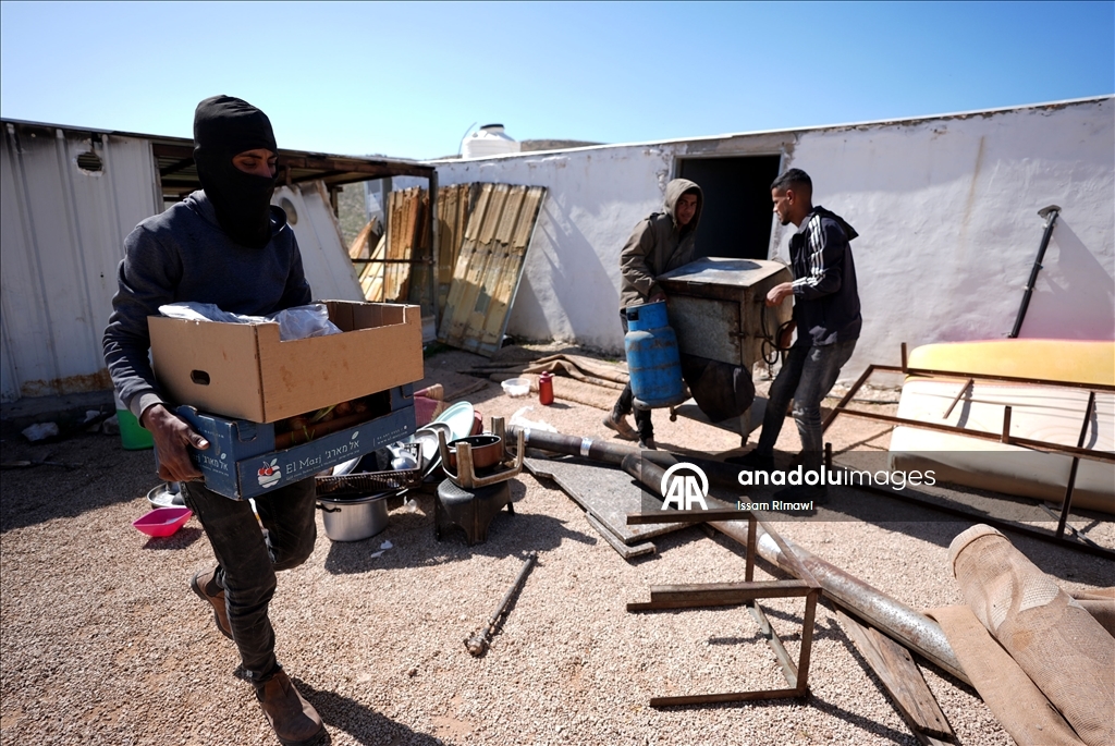 الضفة.. اعتداءات المستوطنين تهجّر 11 عائلة فلسطينية شرق رام الله