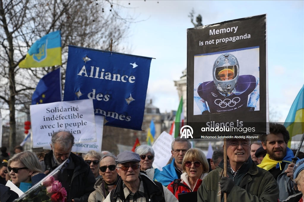 Ukraynalı destekçiler, Rusya ile savaşın yıldönümünde Bastille Meydanı'na yürüyüş düzenledi