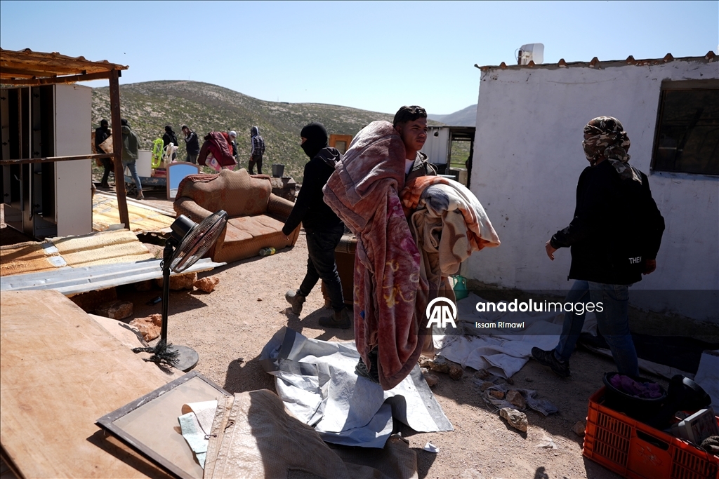 الضفة.. اعتداءات المستوطنين تهجّر 11 عائلة فلسطينية شرق رام الله