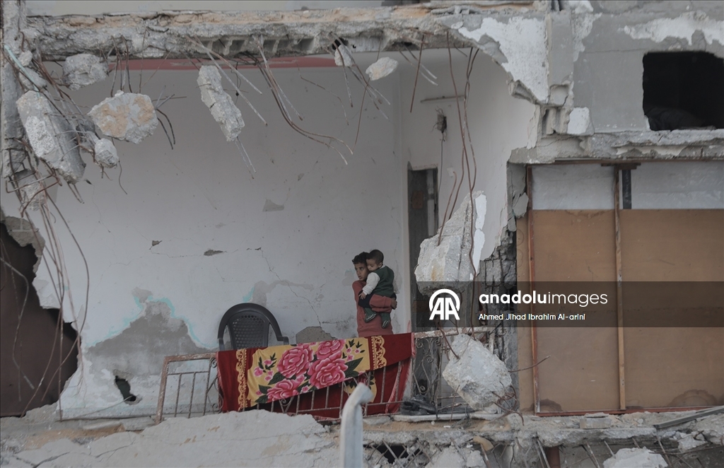 Gazzeli aile, iftarını yıkılan evinin enkazında yaptı