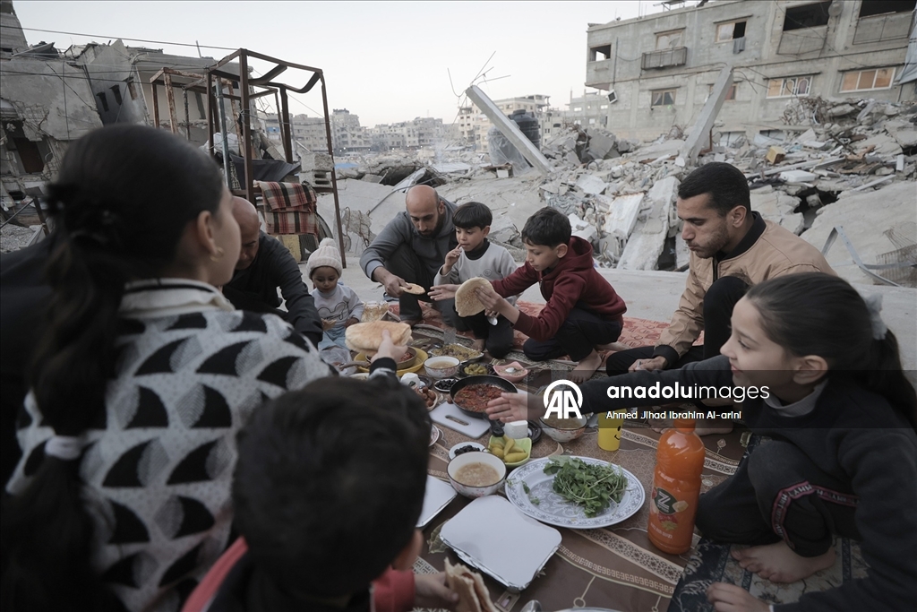 Gazzeli aile, iftarını yıkılan evinin enkazında yaptı