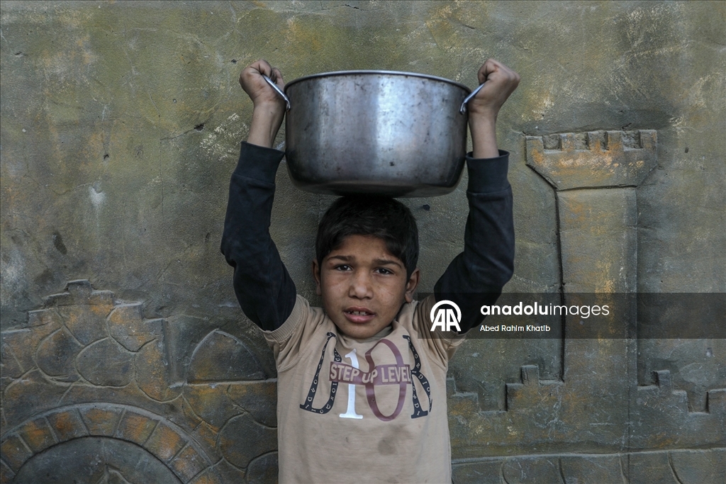 Gazze'de yerinden edilmiş Filistinlilere sıcak yemek dağıtımı yapıldı