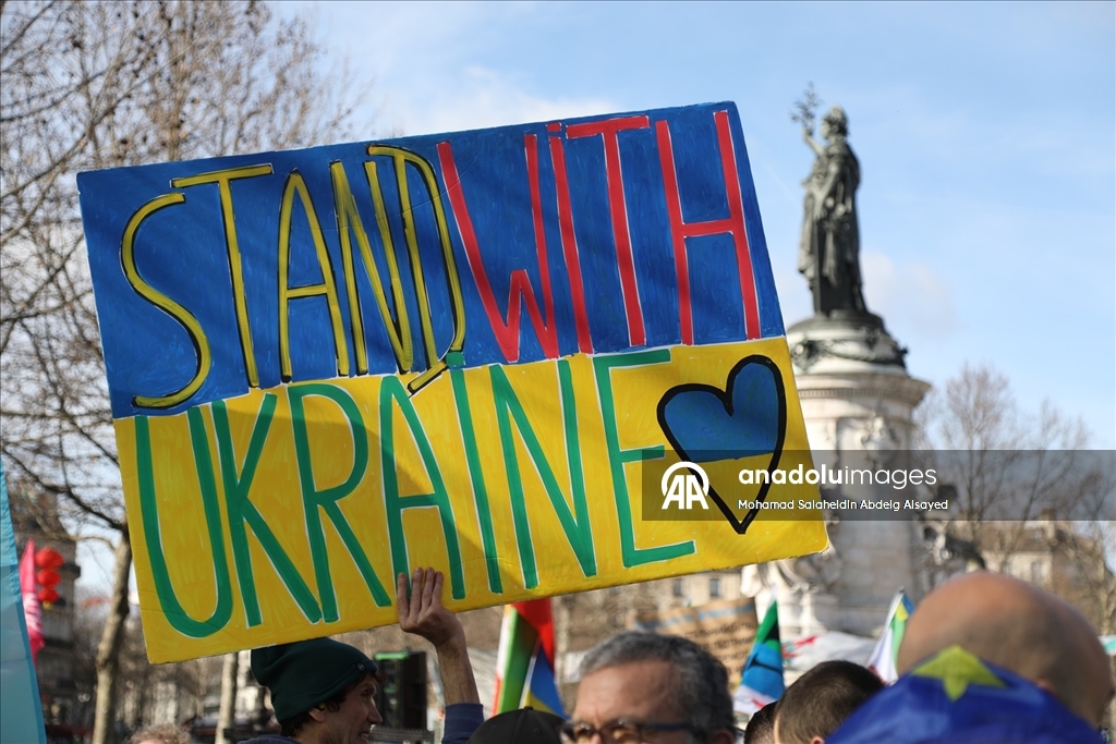 Ukraynalı destekçiler, Rusya ile savaşın yıldönümünde Bastille Meydanı'na yürüyüş düzenledi