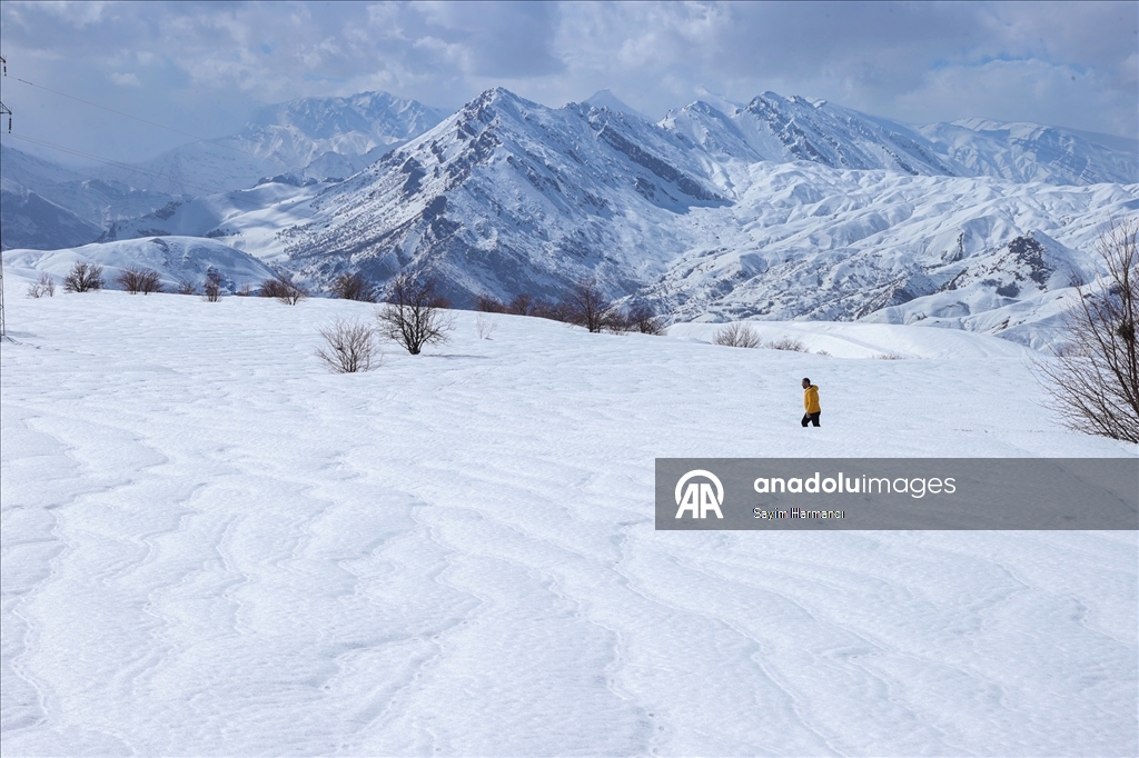 Li Hekariyê dîmenên pêlên ku ji ber bayê li ser berfê çêbûne balê dikişînin