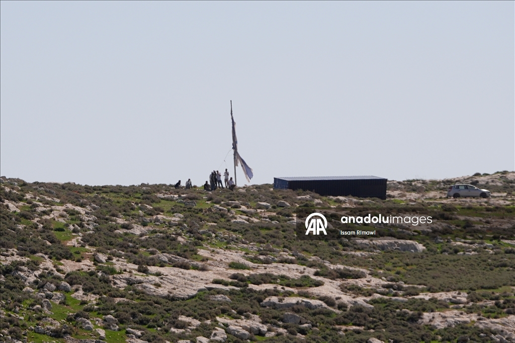 الضفة.. اعتداءات المستوطنين تهجّر 11 عائلة فلسطينية شرق رام الله