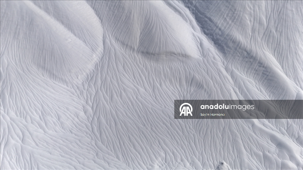 Hakkari'de rüzgarın etkisiyle karda oluşan dalgalı desenler şaşırttı