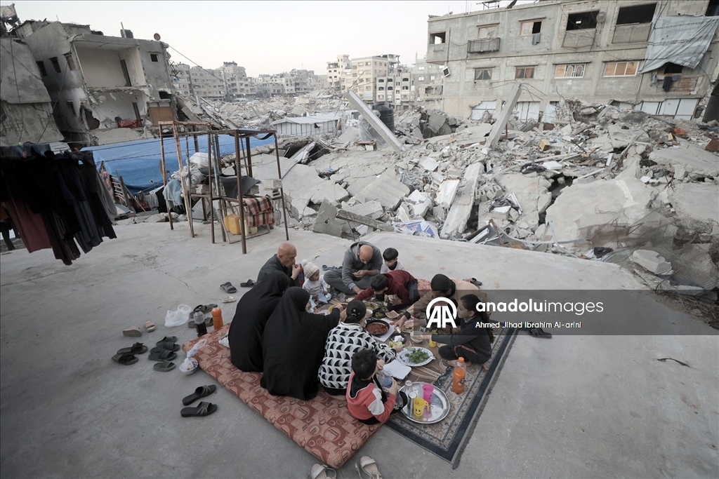 Gazzeli aile, iftarını yıkılan evinin enkazında yaptı