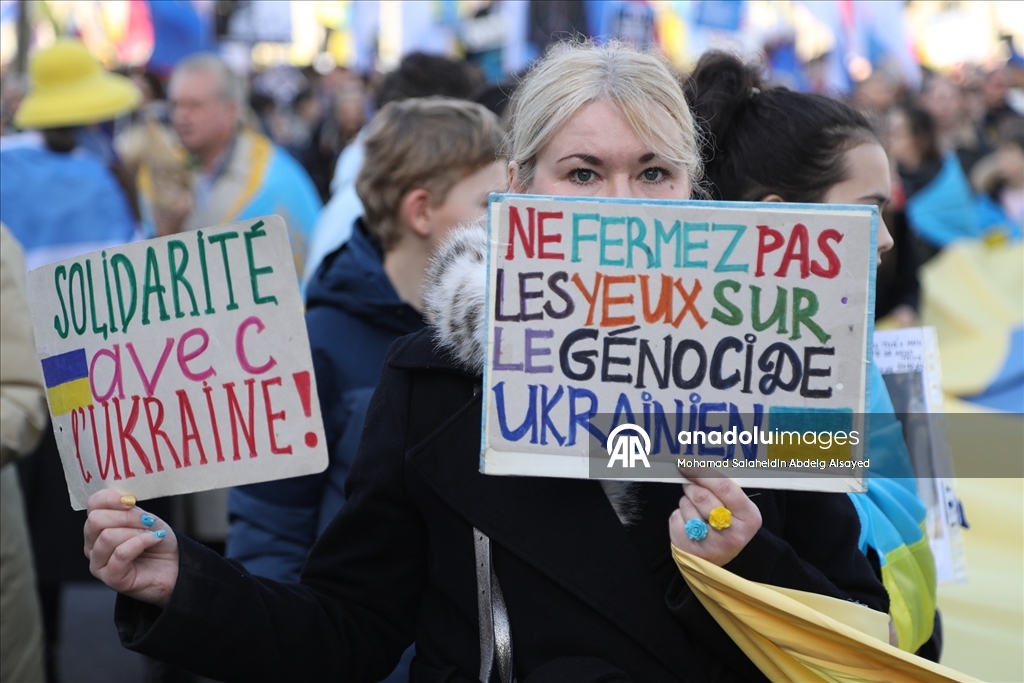 Ukraynalı destekçiler, Rusya ile savaşın yıldönümünde Bastille Meydanı'na yürüyüş düzenledi