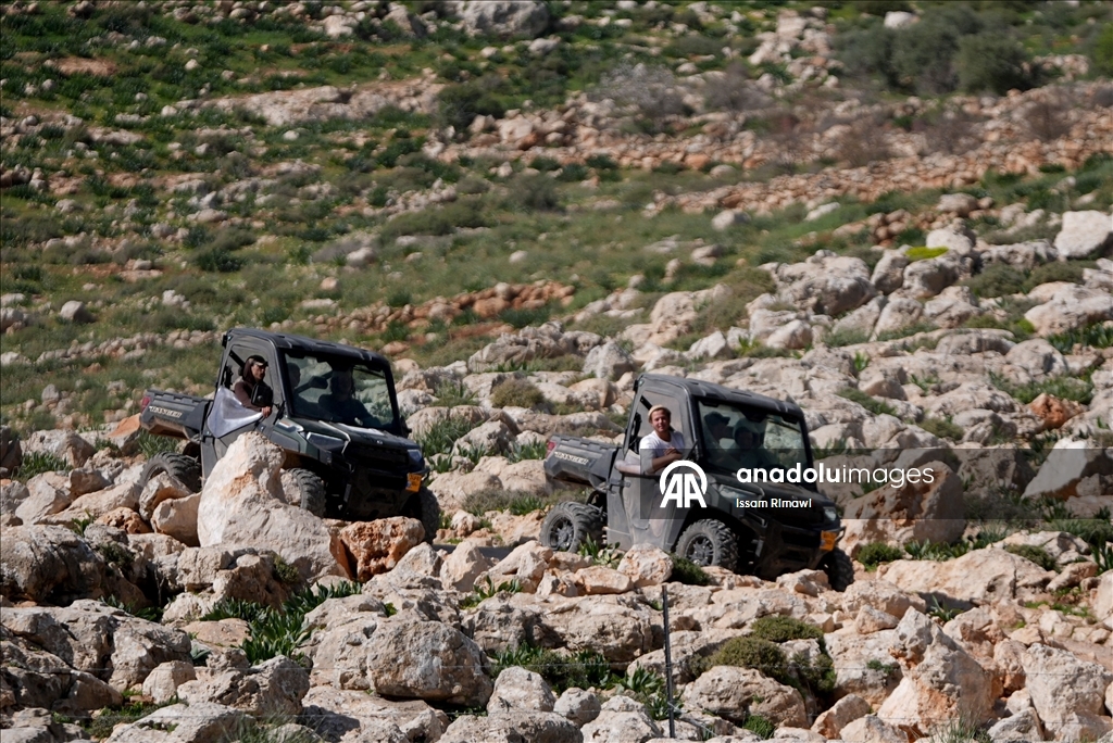 الضفة.. اعتداءات المستوطنين تهجّر 11 عائلة فلسطينية شرق رام الله