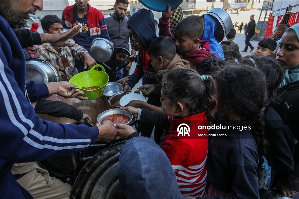 Gazze'de yerinden edilmiş Filistinlilere sıcak yemek dağıtımı yapıldı