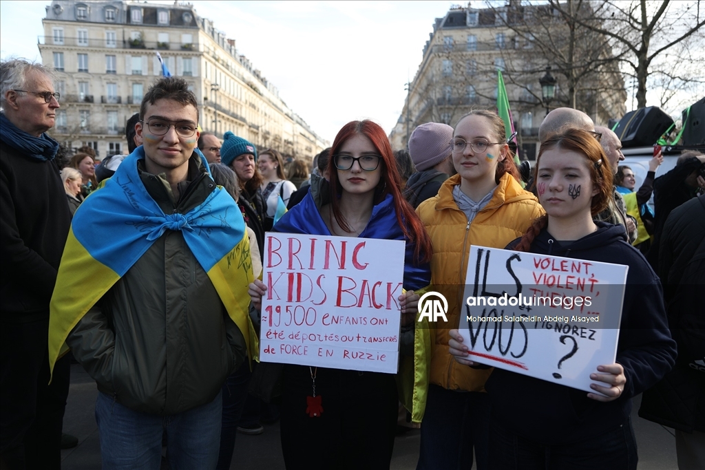 Ukraynalı destekçiler, Rusya ile savaşın yıldönümünde Bastille Meydanı'na yürüyüş düzenledi