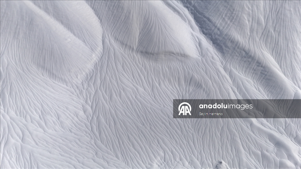 Li Hekariyê dîmenên pêlên ku ji ber bayê li ser berfê çêbûne balê dikişînin