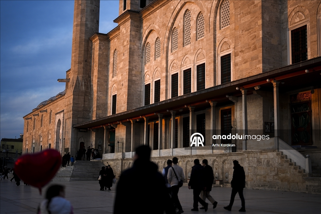 İSTANBUL'UN SELATİN CAMİLERİ - İstanbul'un ilk büyük selatin camisi "Fatih Camisi"