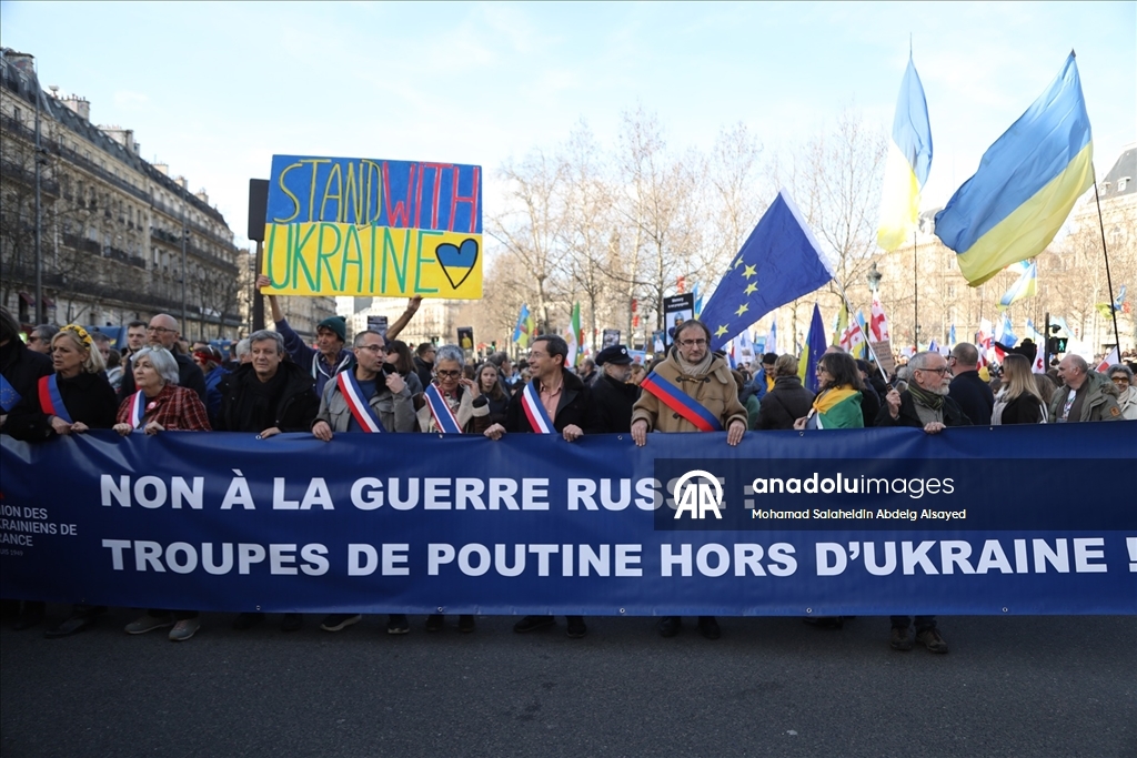 Ukraynalı destekçiler, Rusya ile savaşın yıldönümünde Bastille Meydanı'na yürüyüş düzenledi