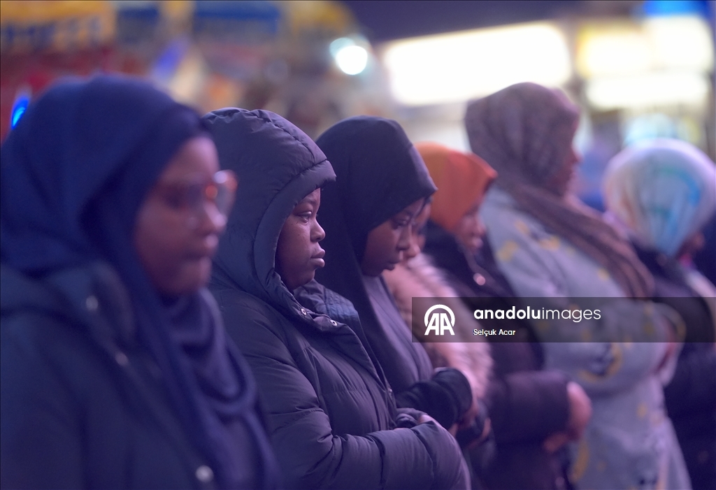 Muslims gather for iftar and Tarawih in New York’s Times Square