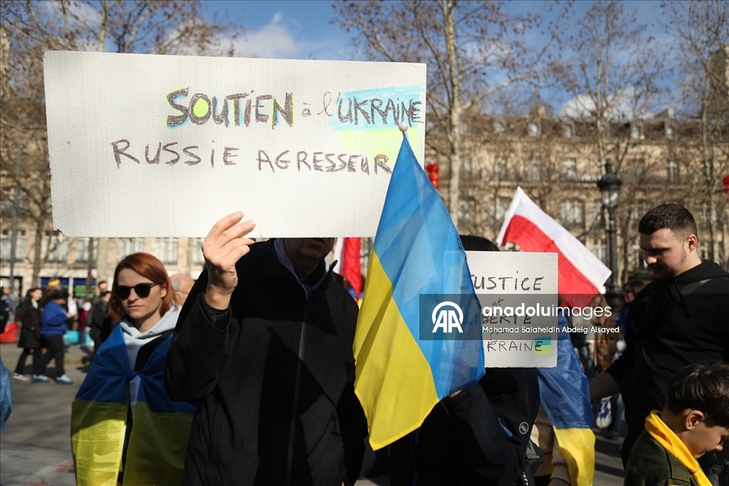 Ukraynalı destekçiler, Rusya ile savaşın yıldönümünde Bastille Meydanı'na yürüyüş düzenledi