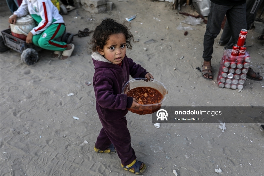 Gazze'de yerinden edilmiş Filistinlilere sıcak yemek dağıtımı yapıldı