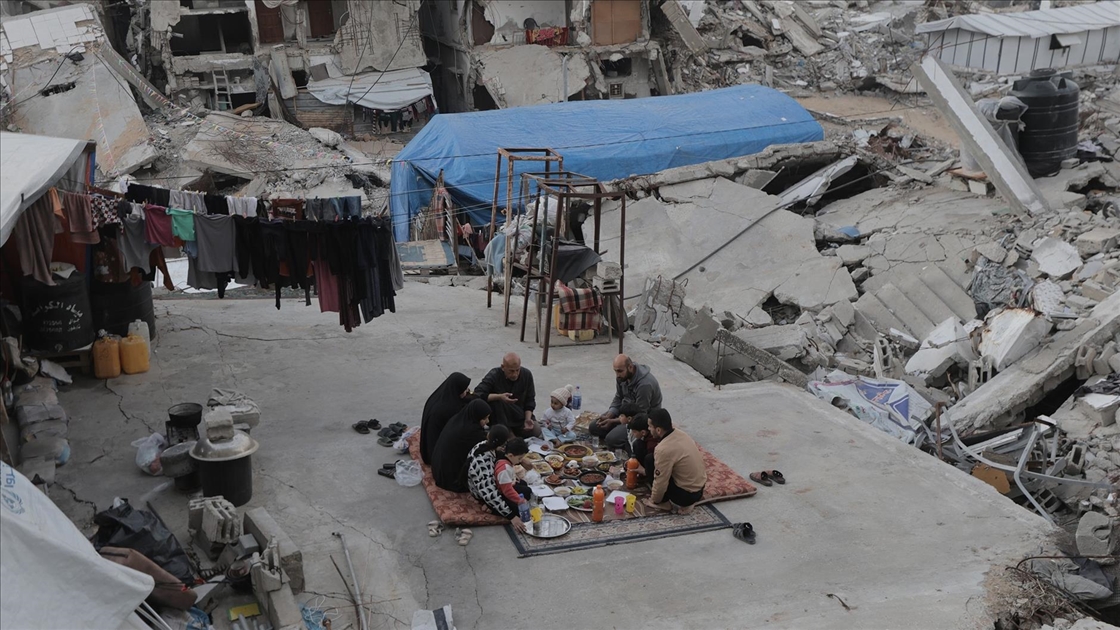 Gazzeli aile, iftarını yıkılan evinin enkazında yaptı