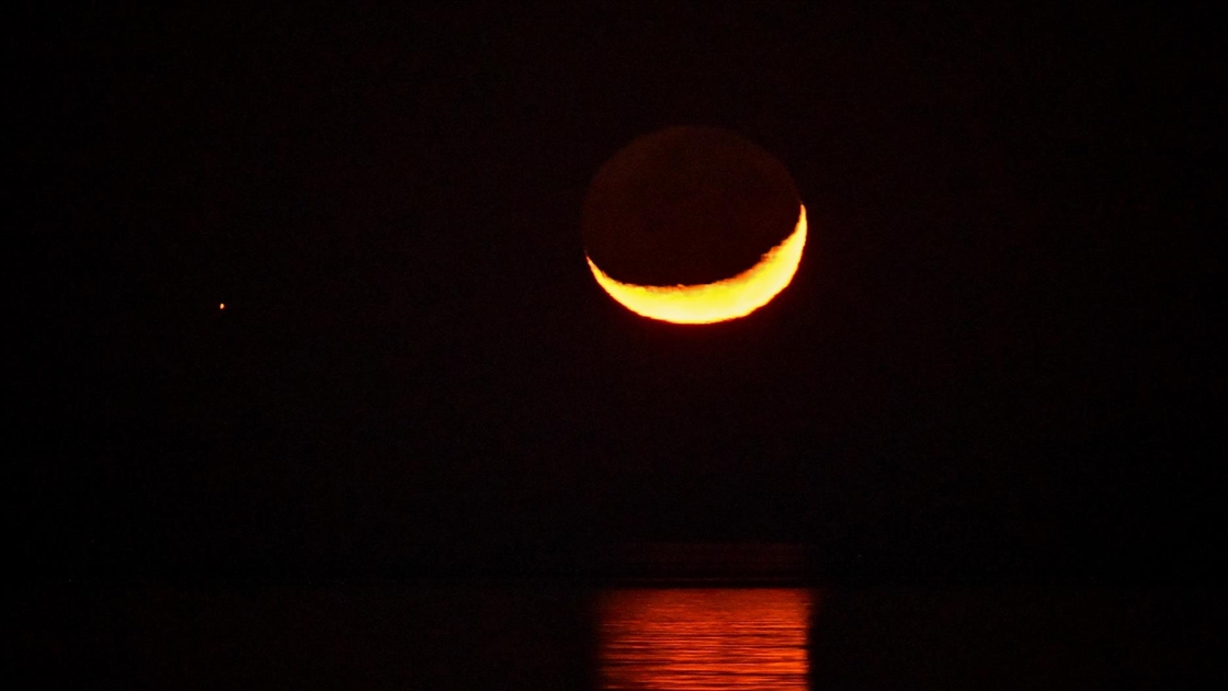 Hilalin şavkı Van Gölü'ne düştü