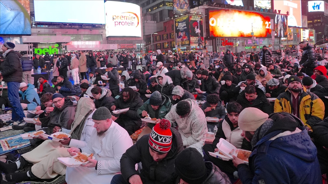 Müslümanlar iftar ve teravih için Times Meydanı'nda bir araya geldi