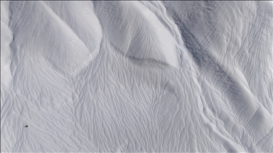 Li Hekariyê dîmenên pêlên ku ji ber bayê li ser berfê çêbûne balê dikişînin