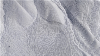 Hakkari'de rüzgarın etkisiyle karda oluşan dalgalı desenler şaşırttı