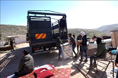 الضفة.. اعتداءات المستوطنين تهجّر 11 عائلة فلسطينية شرق رام الله