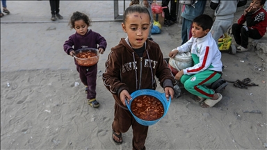 Gazze'de yerinden edilmiş Filistinlilere sıcak yemek dağıtımı yapıldı