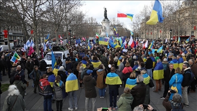 Ukraynalı destekçiler, Rusya ile savaşın yıldönümünde Bastille Meydanı'na yürüyüş düzenledi
