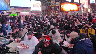 Müslümanlar iftar ve teravih için Times Meydanı'nda bir araya geldi
