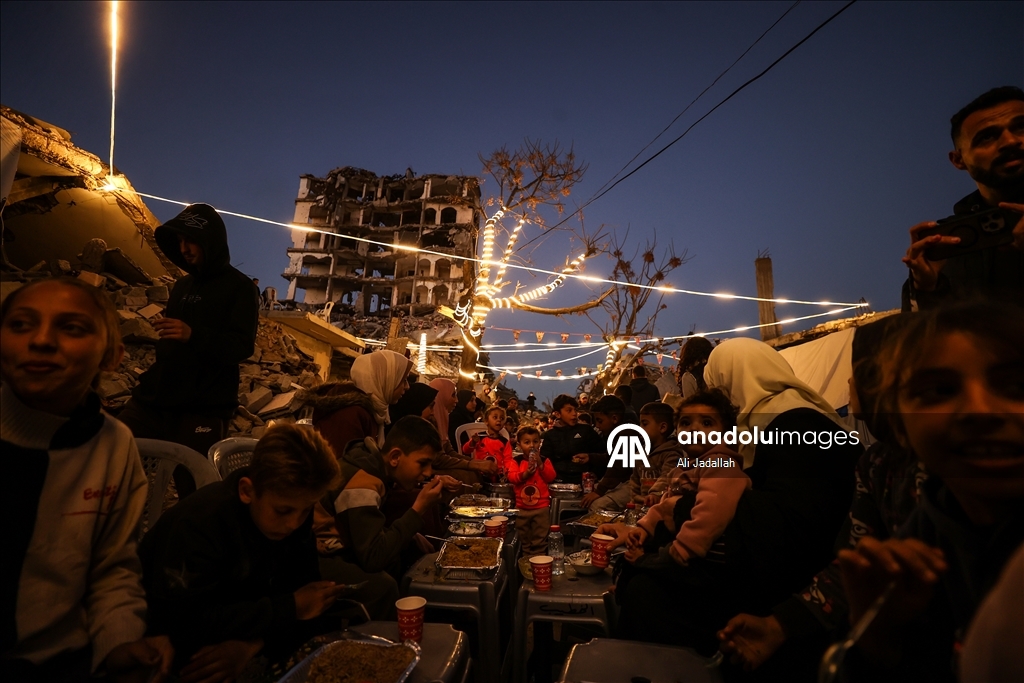 Gazze'de toplu iftar programı düzenlendi