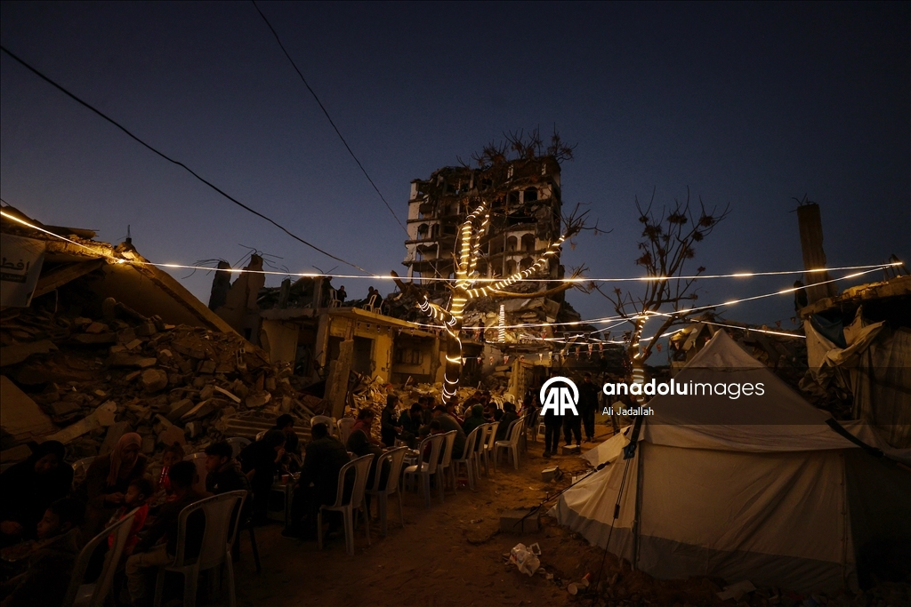 Gazze'de toplu iftar programı düzenlendi
