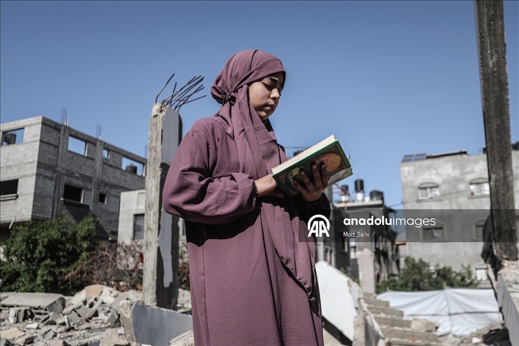 Filistinli çocuklar ramazan ayını yıkılan cami enkazında Kuran-ı Kerim okuyarak geçiriyor